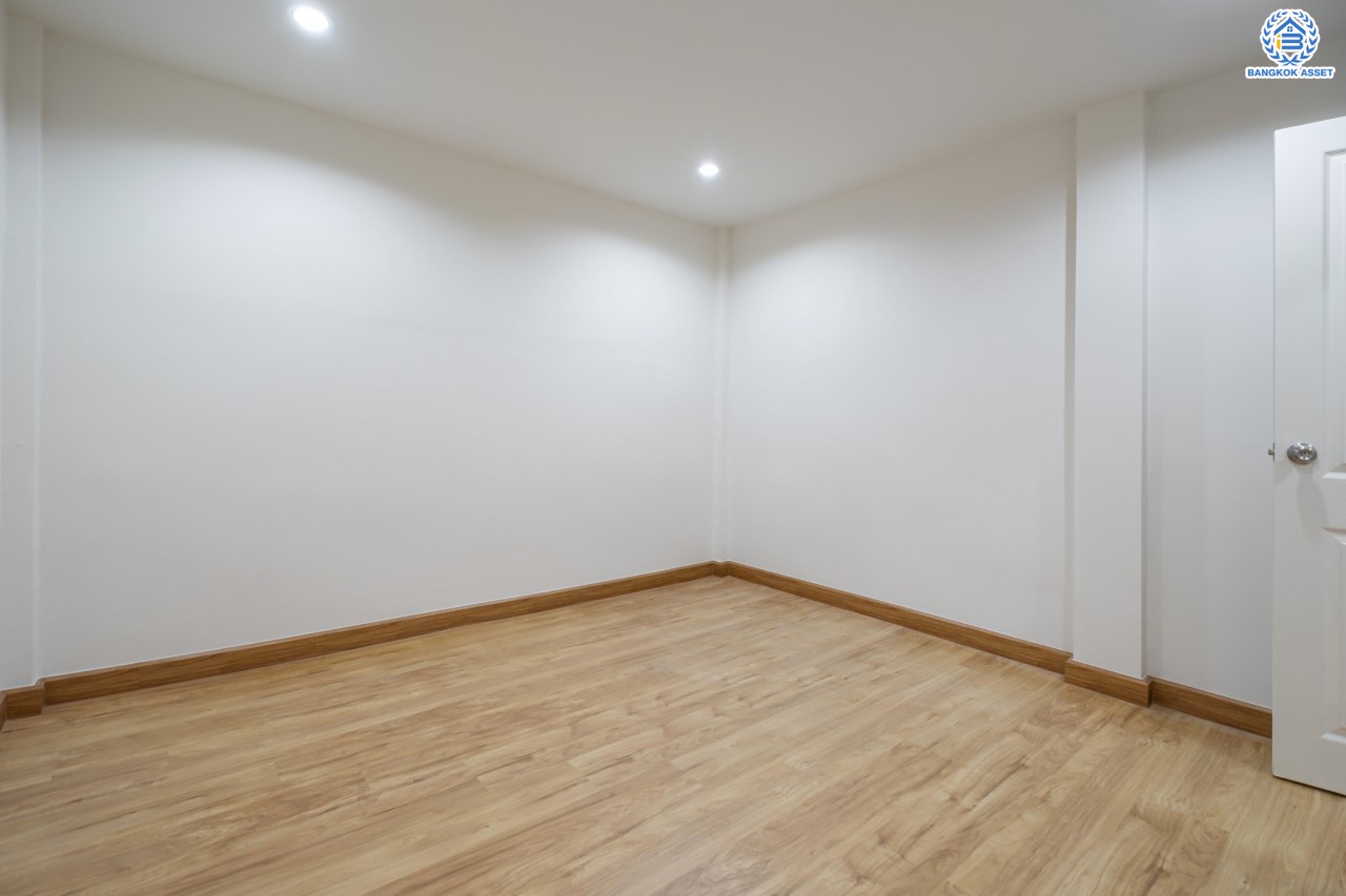 บ้านมือสองตกแต่งใหม่ ดีไซน์สวย ม.บ้านช่อชัยพฤกษ์ จรัญฯ-ปิ่นเกล้า เนื้อที่ 30.6 ตร.ว. ฟังก์ชัน 3 ห้องนอน 3 ห้องน้ำ จอดรถได้ 2 คัน รองรับทุกกิจกรรม บนทำเลเชื่อมต่อหลายเส้นทาง ใกล้จุดขึ้นทางด่วน "ศรีรัช" และรถไฟฟ้าสายสีแดง "สถานีบางบำหรุ"